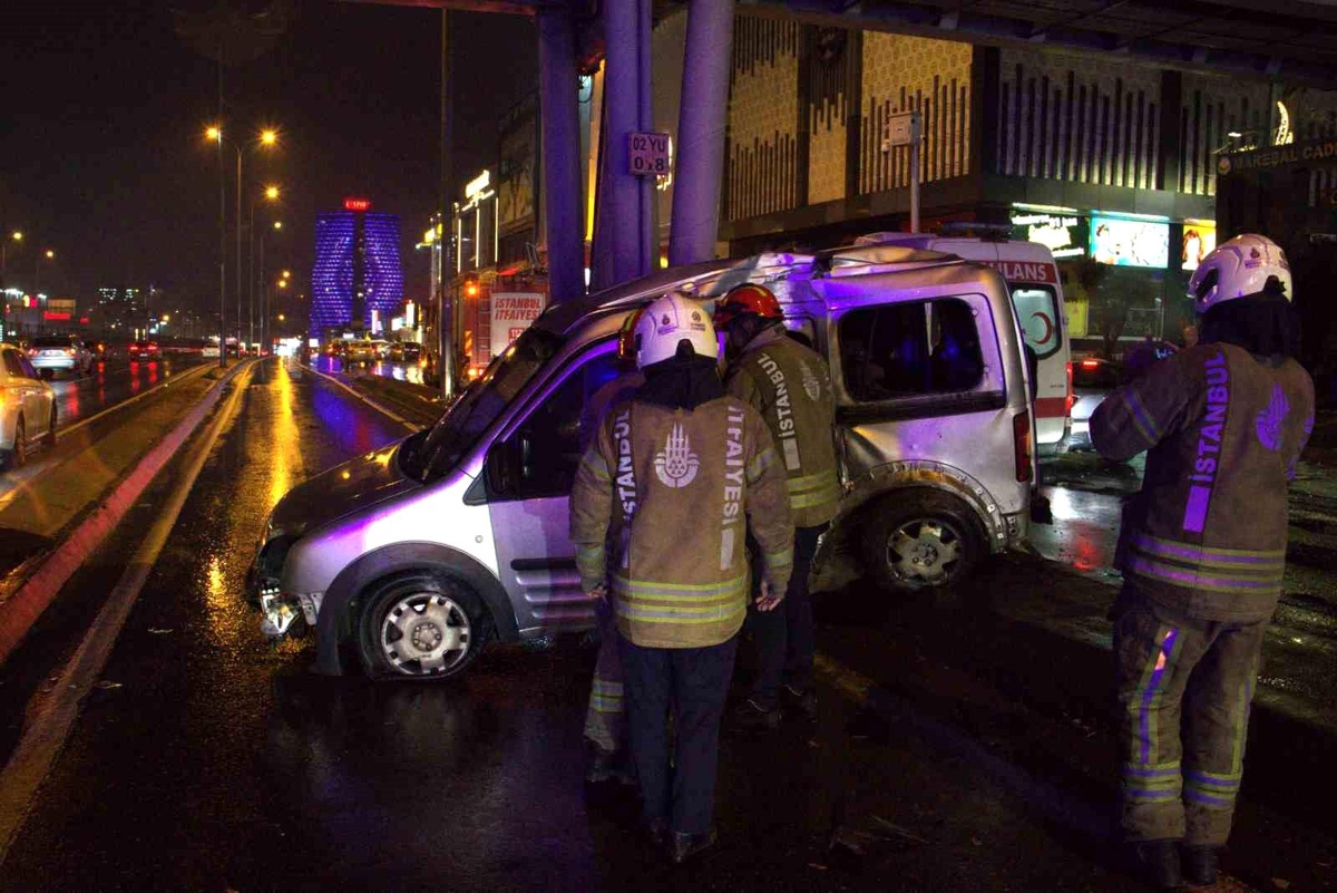 Avcılar\'da Feci Kaza: 2 Yaralı