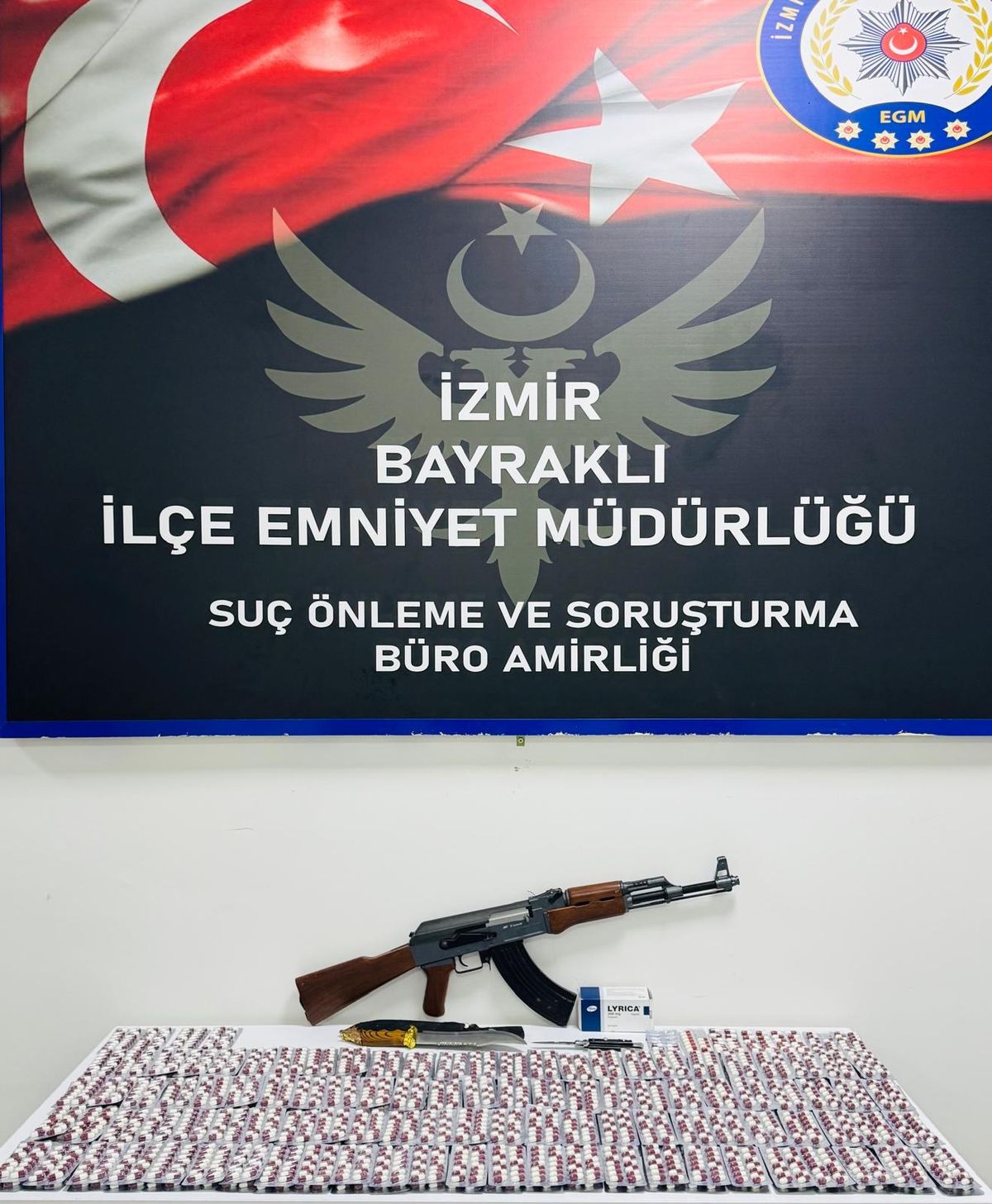 İzmir\'de Uyuşturucu Operasyonu: 3 Bin Sentetik Ecza Ele Geçirildi