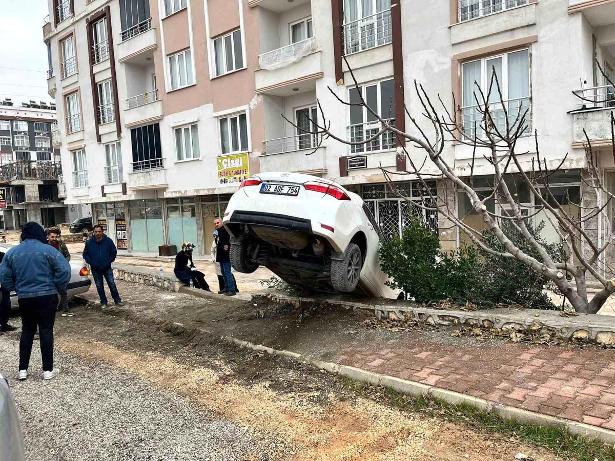 Adıyaman\'da Araç Apartman Boşluğuna Düştü