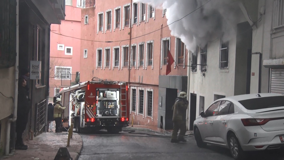 Beyoğlu\'nda Yangın: 3 Kişi ve 1 Kedi Kurtarıldı