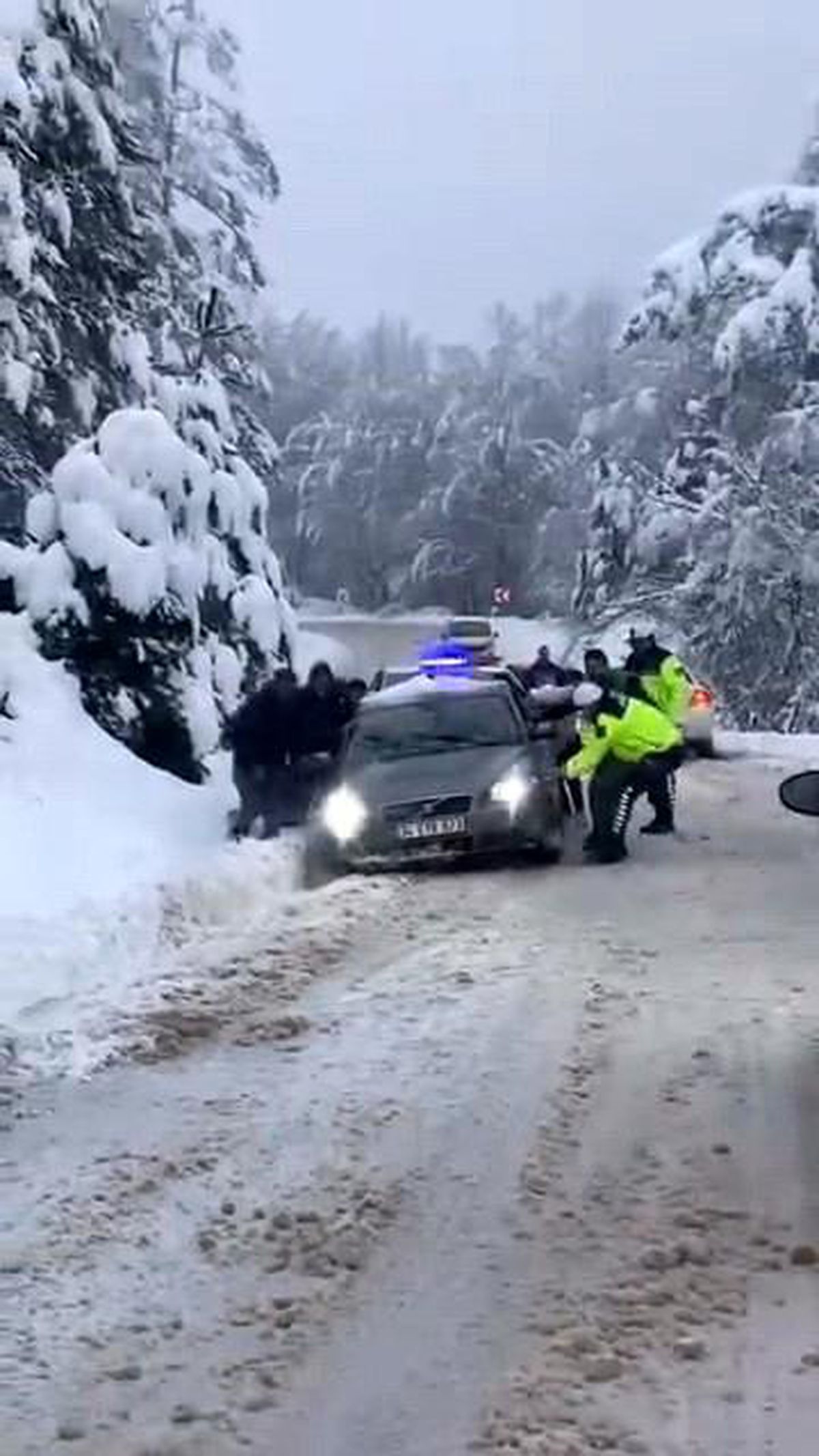 İnegöl\'de Kar Yağışı Araçları Mahsur Bıraktı