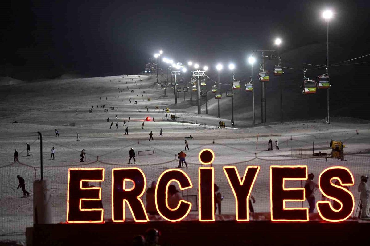 Kayseri\'de Gece Kayak Etkinliği Düzenlendi