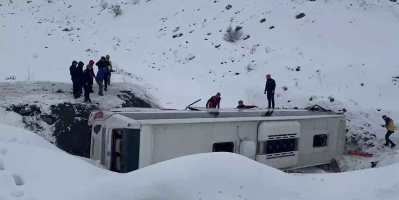 Erzincan ve Kars\'ta Otobüs Kazaları: 1 Ölü, 47 Yaralı