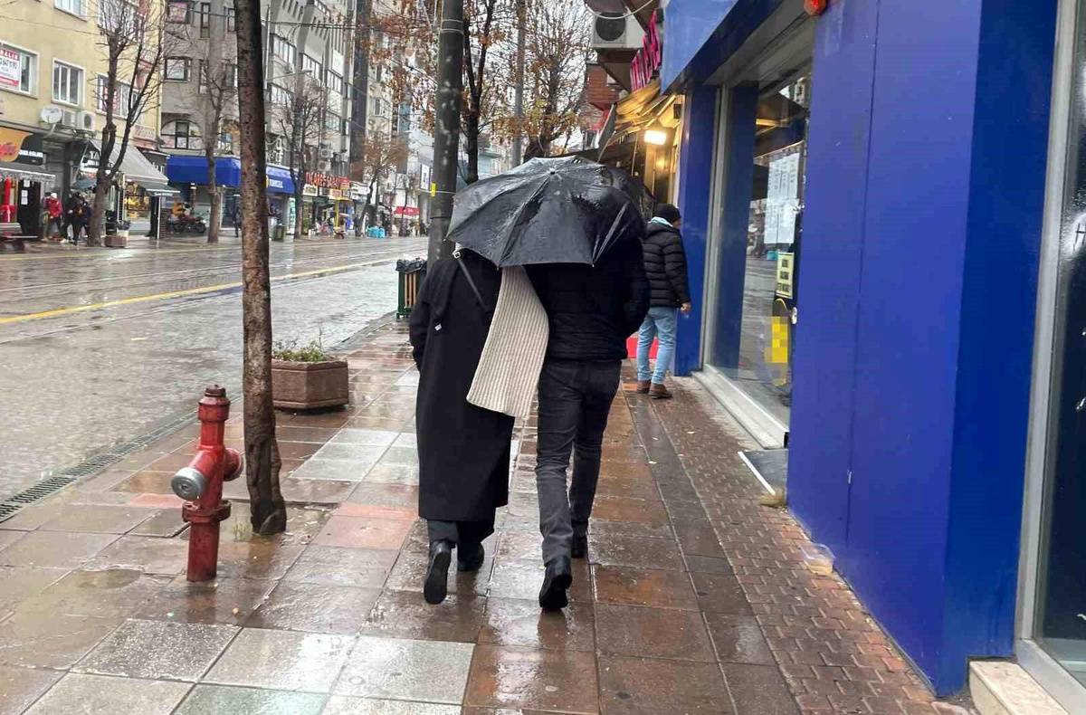 Eskişehir\'de Yağmur Sokakları Boşalttı