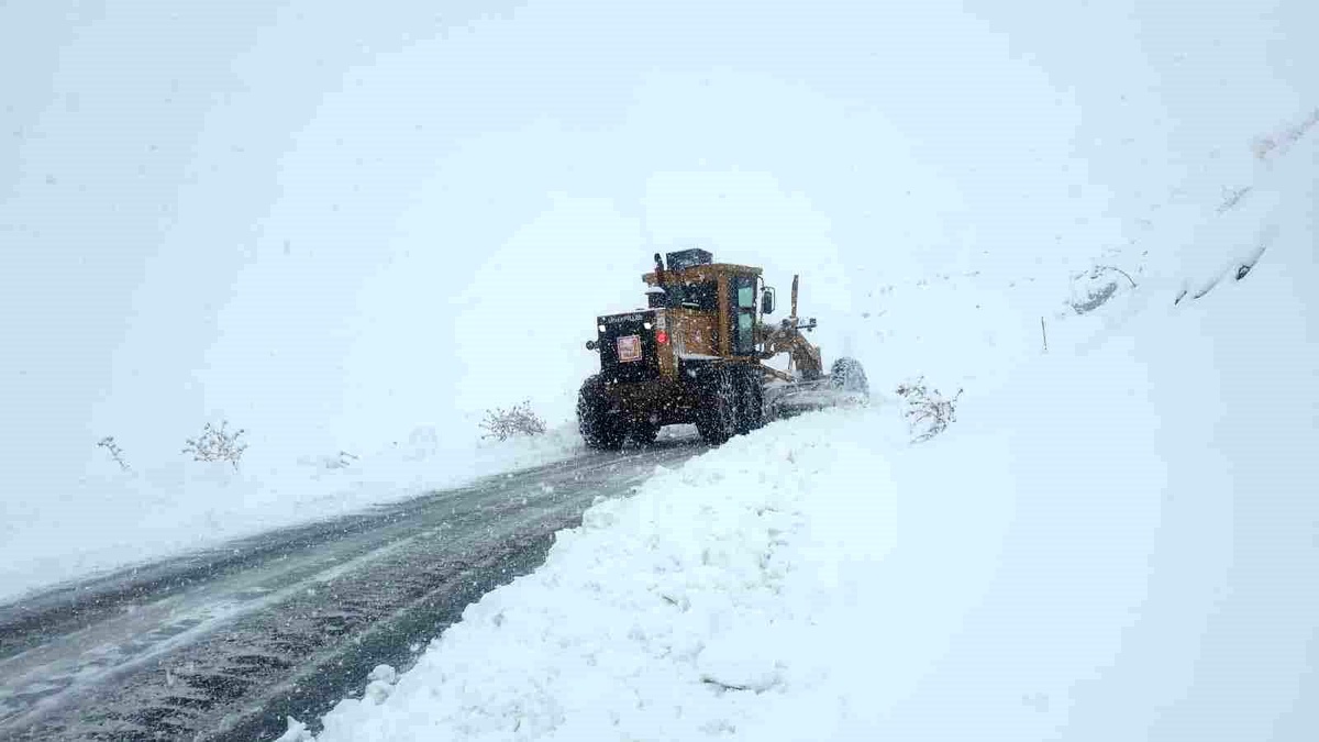 Hakkari\'de 51 Yerleşim Yeri Yolu Açıldı