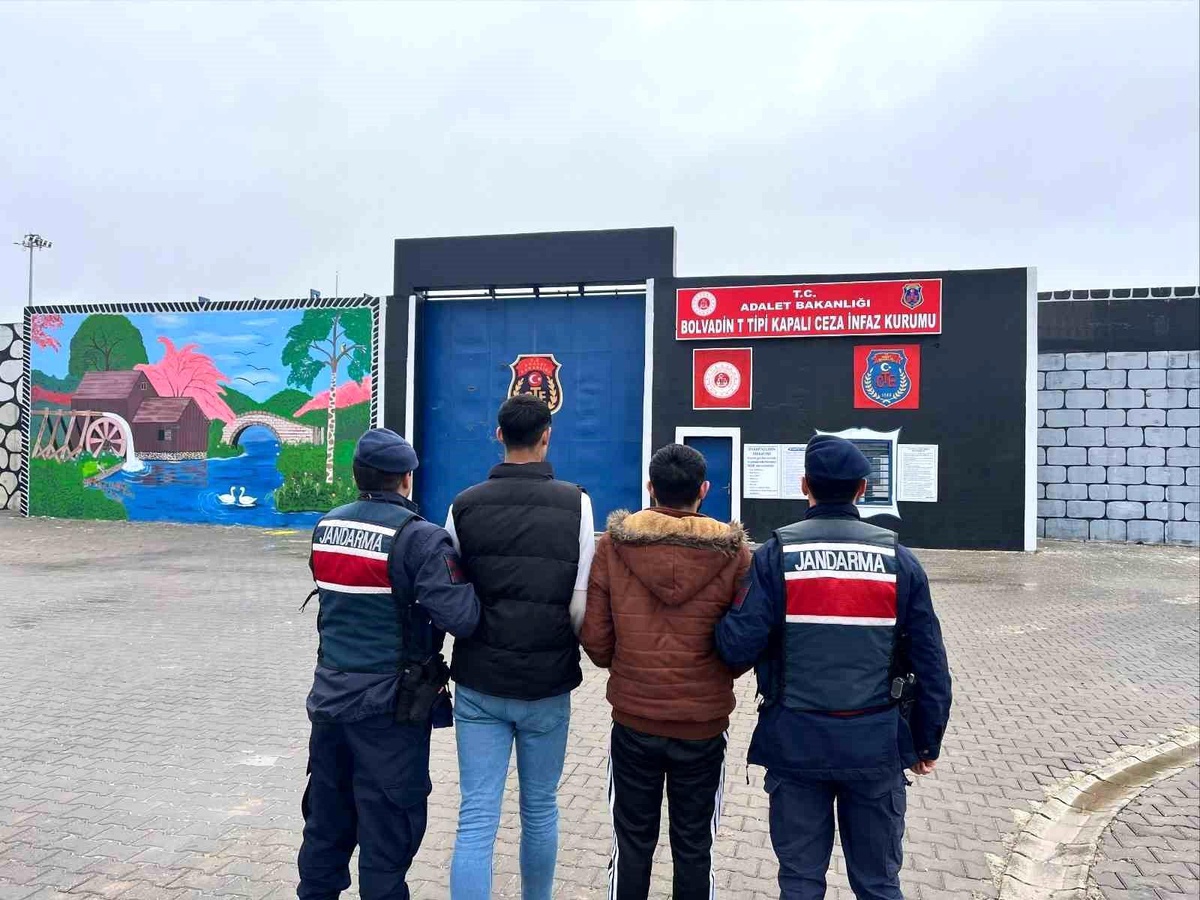 Aranan İki Hırsız Jandarma Tarafından Yakalandı