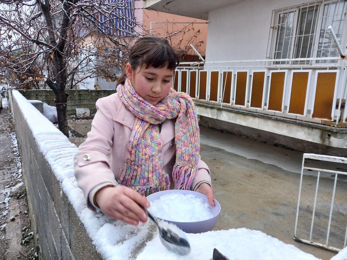 Kale\'de Kar Yağışı Yüksek Kesimleri Beyaza Bürüdü
