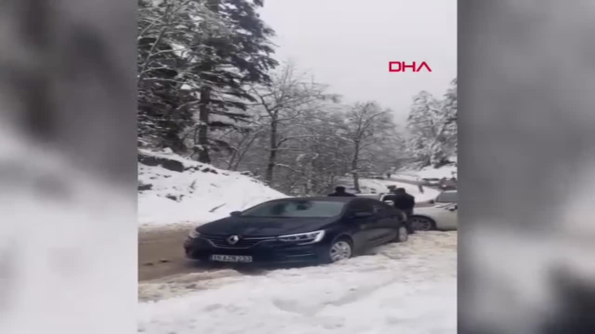 Bursa\'da Kar Yağışı Nedeniyle Yolda Mahsur Kalan Sürücüler Yardım Aldı