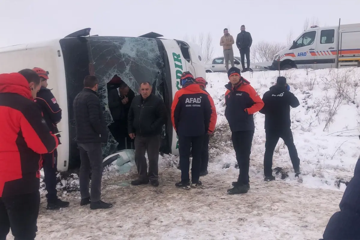 Kars\'ta yolcu otobüsü devrildi, 23 kişi yaralandı