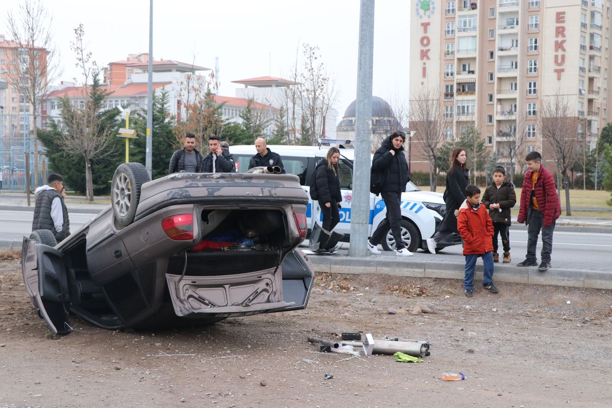Kayseri\'de Otomobil Devrildi: 3 Yaralı