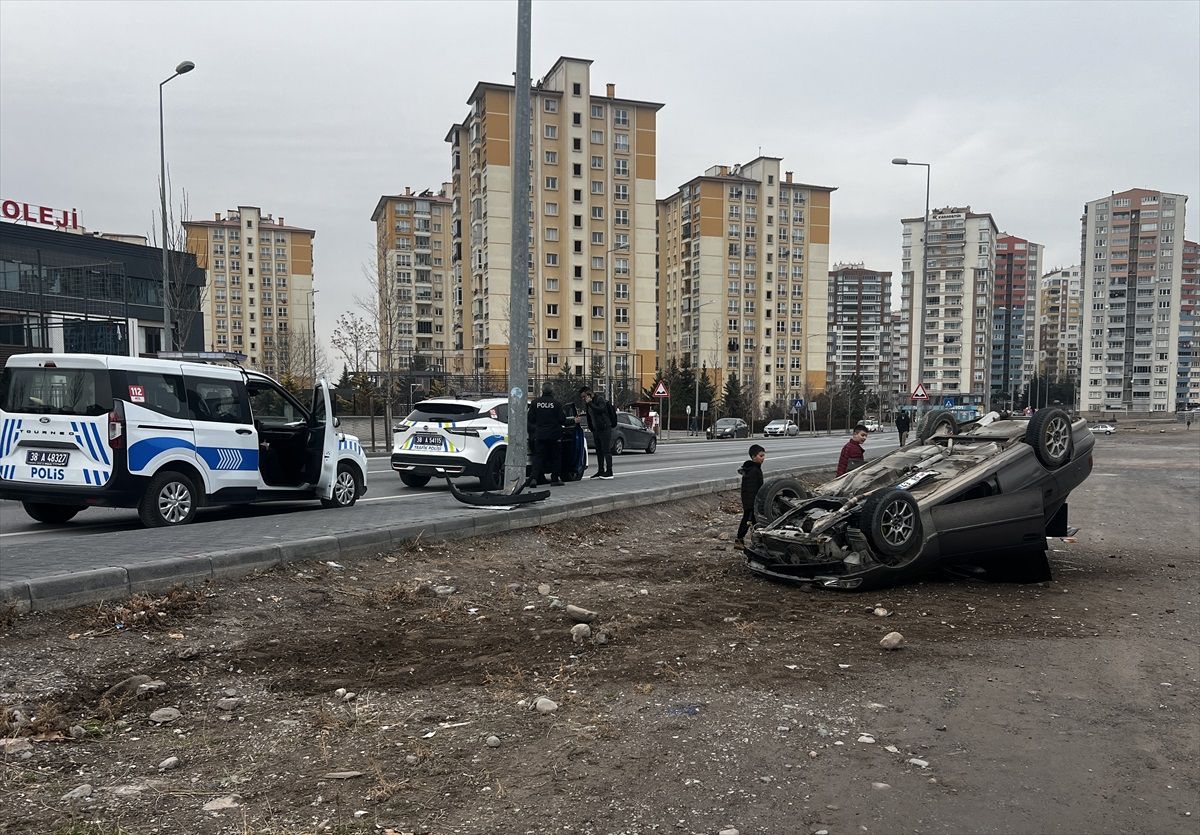 Talas\'ta Otomobil Devrildi: 3 Yaralı