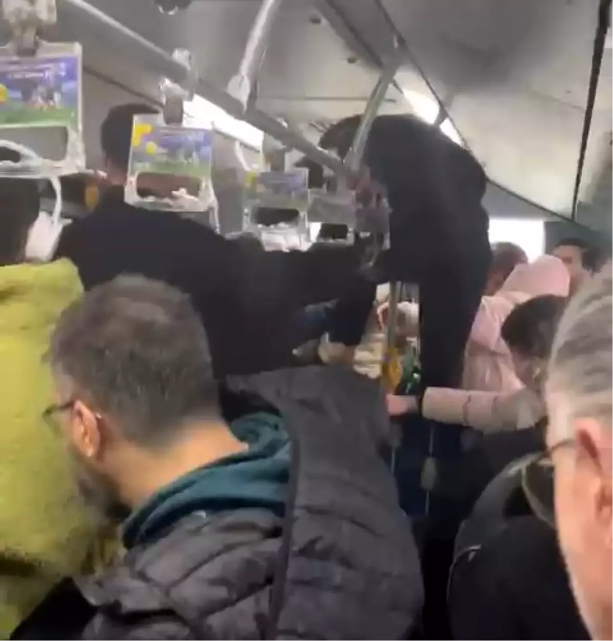 Metrobüste Oturma Kavgası: Kadın Çanta Bıraktı, Tartışma Kavgaya Dönüştü