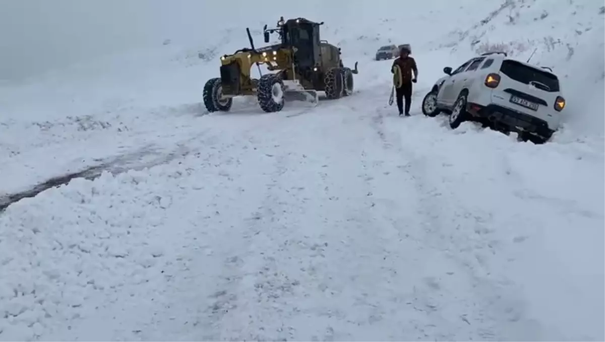 Siirt\'te Kar Yağışı Nedeniyle Kapanan Yollar Yeniden Açıldı