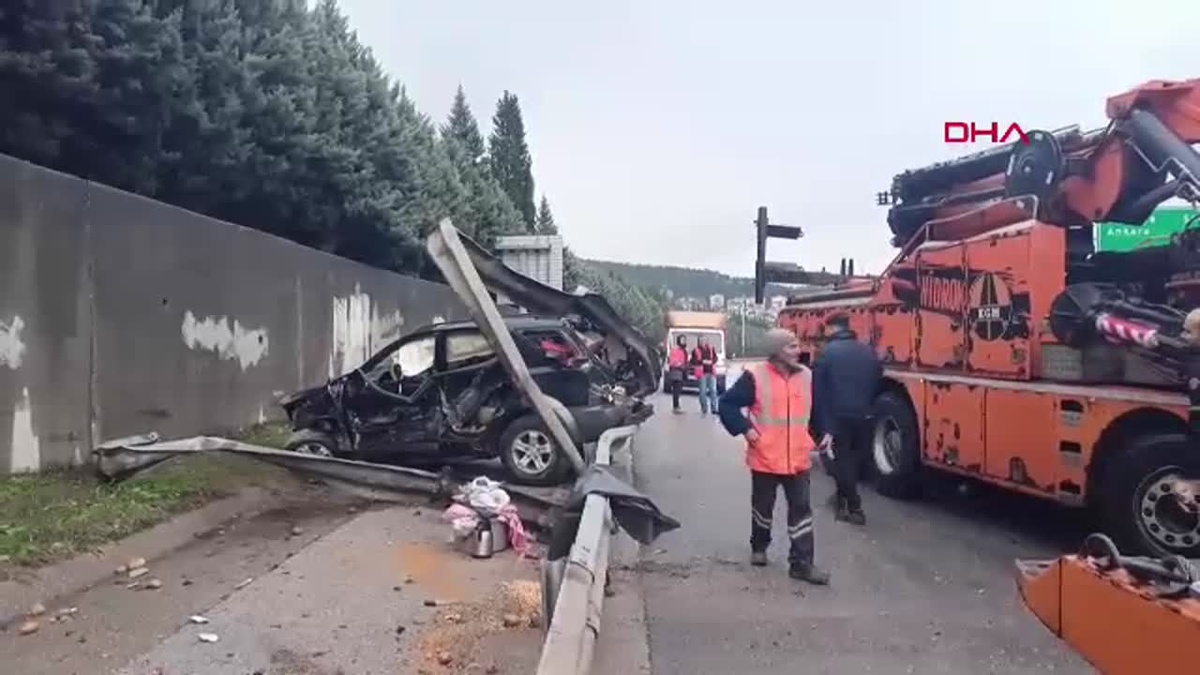 TEM Otoyolu\'nda otomobil bariyere çarptı: 1 yaralı