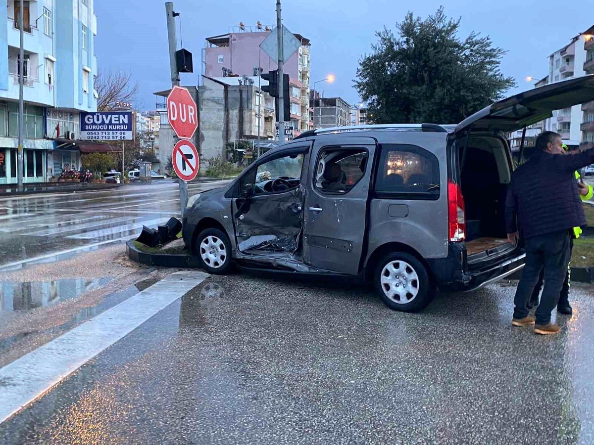 Serik\'te Ticari Araç Minibüsle Çarpıştı