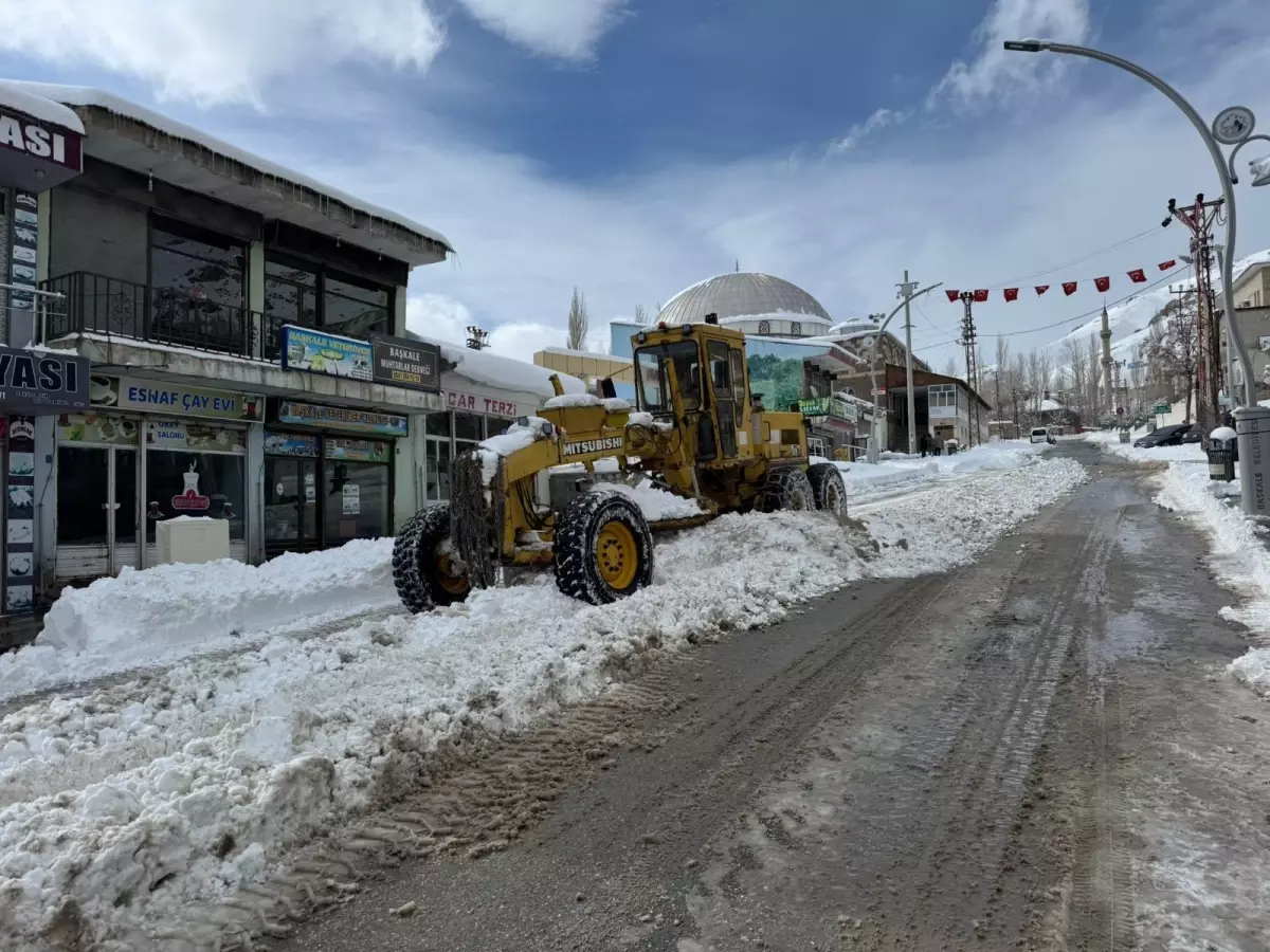 Başkale\'de Kar Yığınları Kamyonlarla Taşınıyor