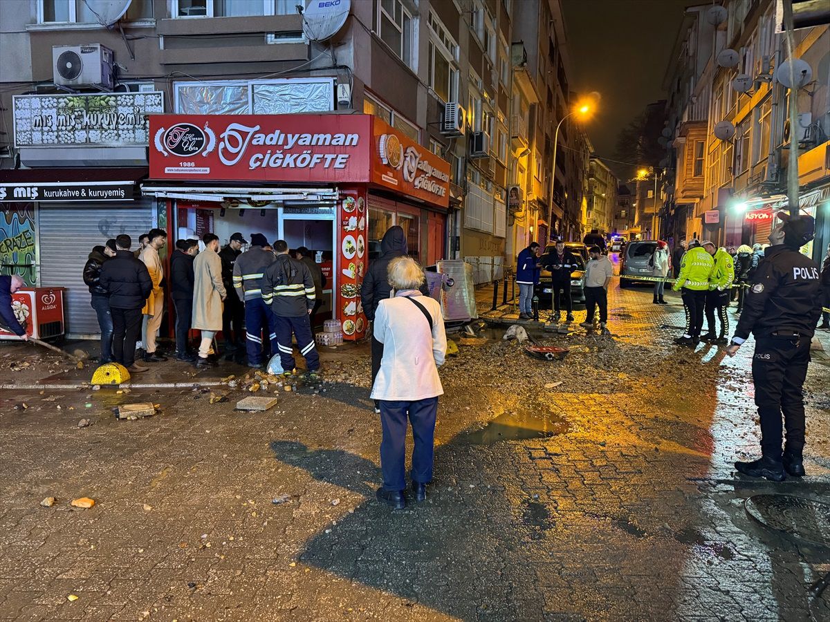 Kadıköy\'de Su Şebekesi Patladı, Bina Tahliye Edildi