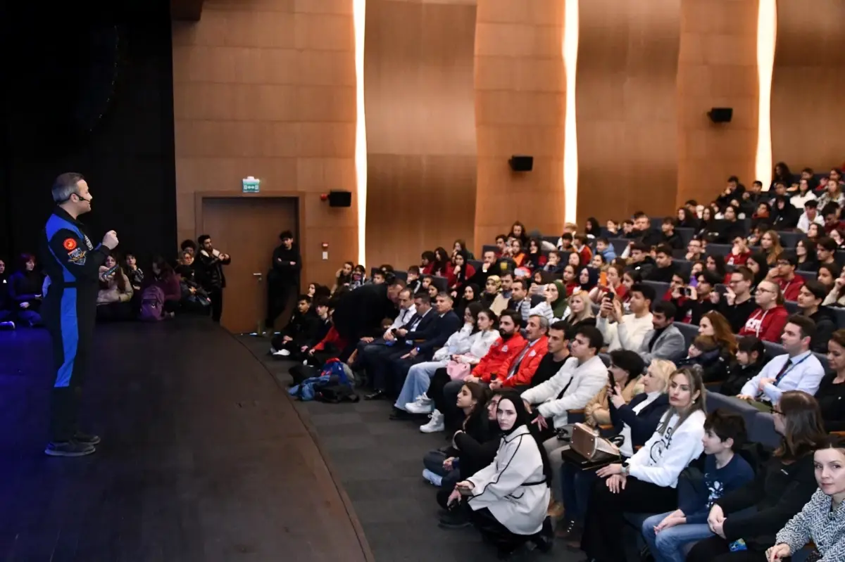 Astronot Alper Gezeravcı, Çorlu\'da Öğrencilerle Buluştu