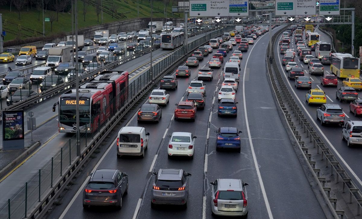 İstanbul\'da haftanın ilk iş gününde trafik yoğunluğu yaşanıyor