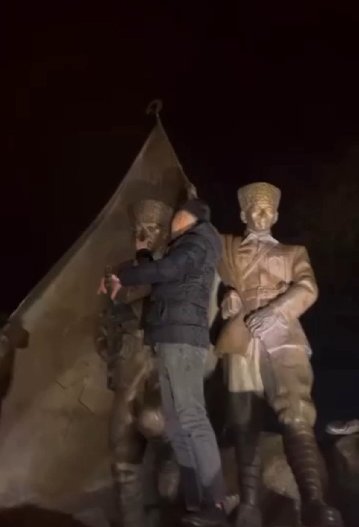Atatürk Anıtına Saldırı: 16 Yaşındaki Şüpheli Gözaltında