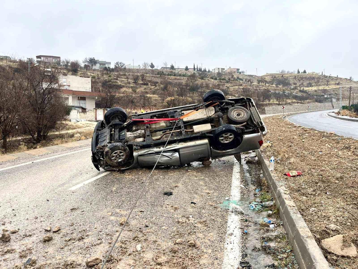 Besni\'de Kamyonet Takla Attı: Sürücü Yaralı