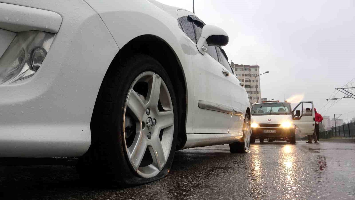 Çukura düşen 20\'ye yakın aracın tekerleri patladı