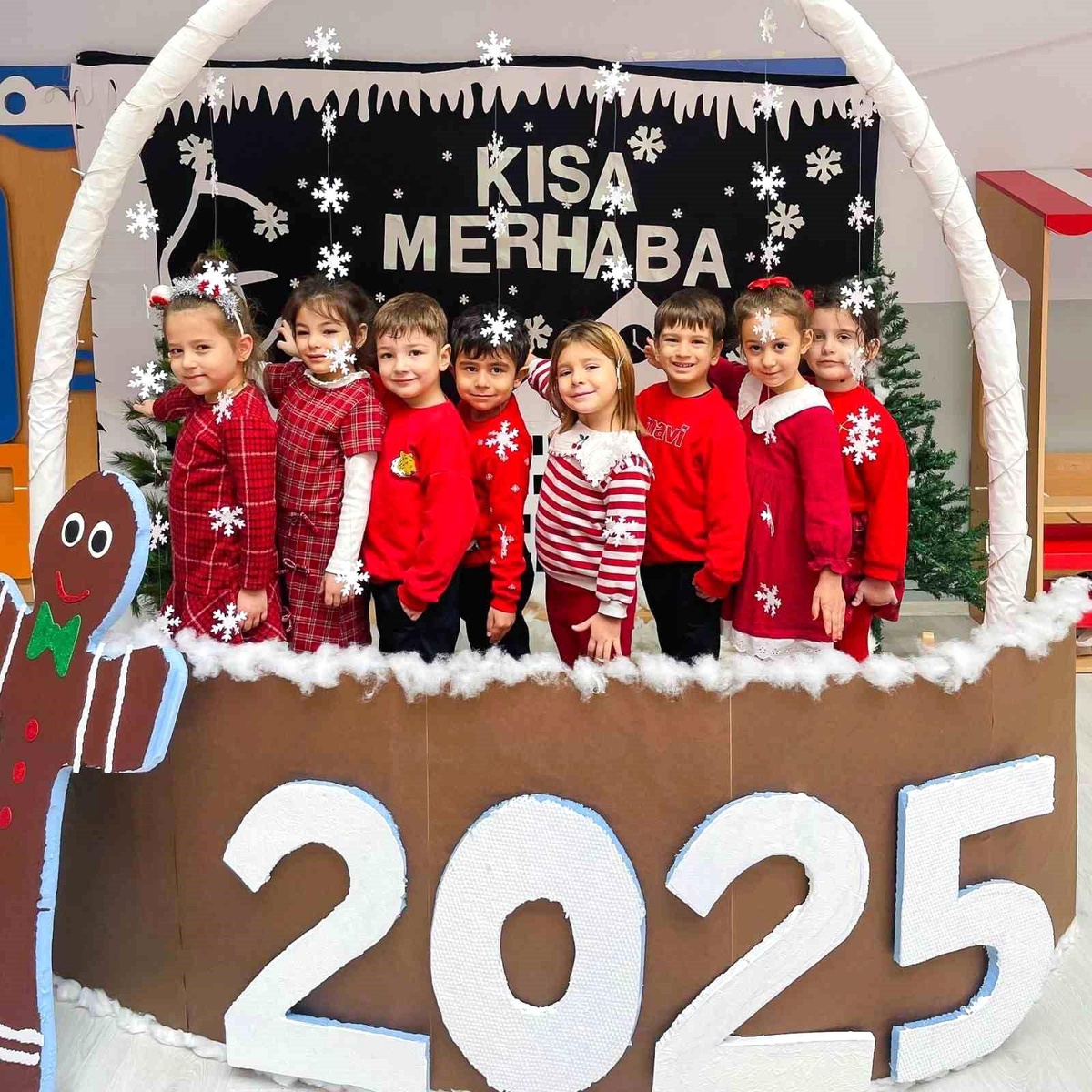 Efeler\'de Miniklerden Erken Yeni Yıl Kutlaması