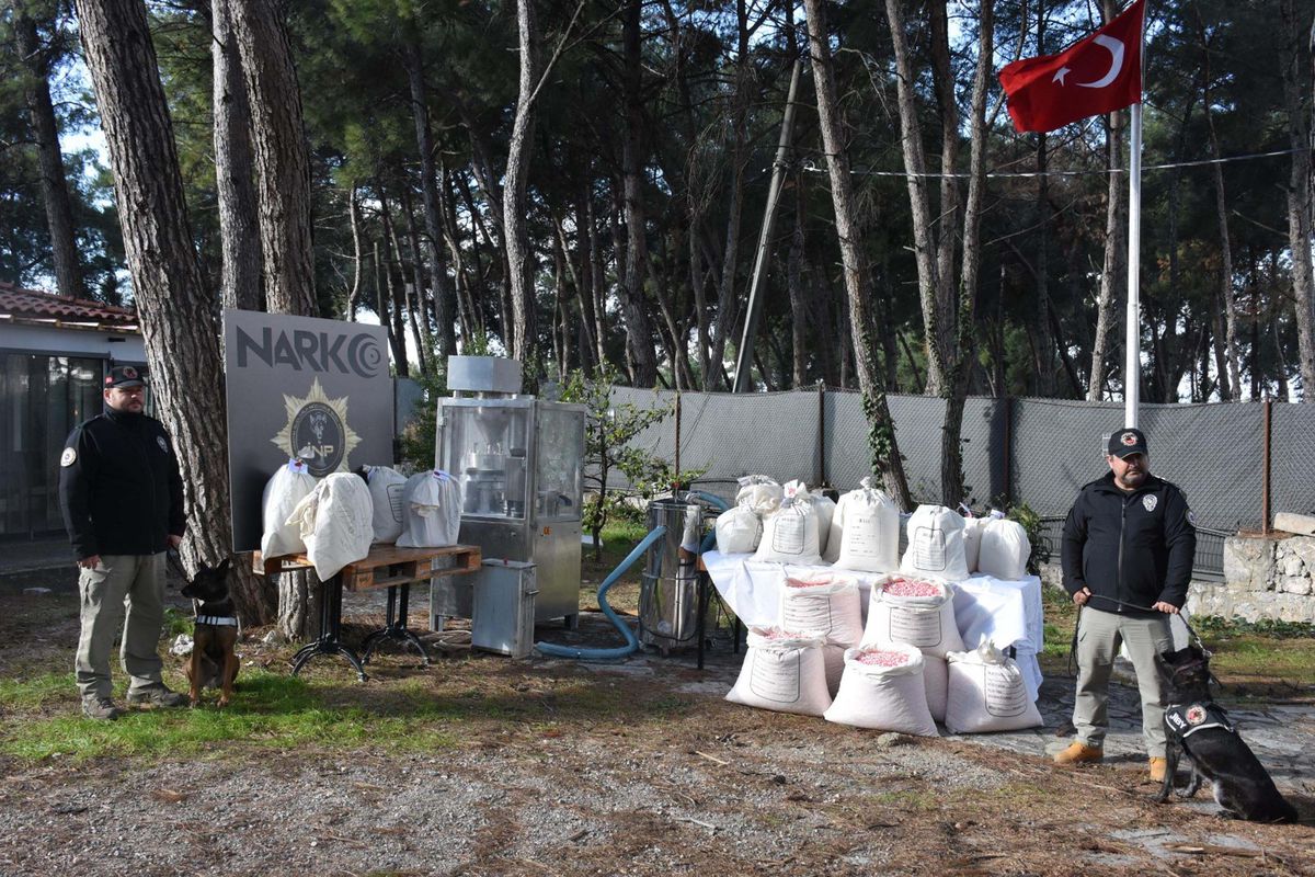 İzmir\'de 219 Kilo Metamfetamin ve 412 Bin Uyuşturucu Hap Ele Geçirildi