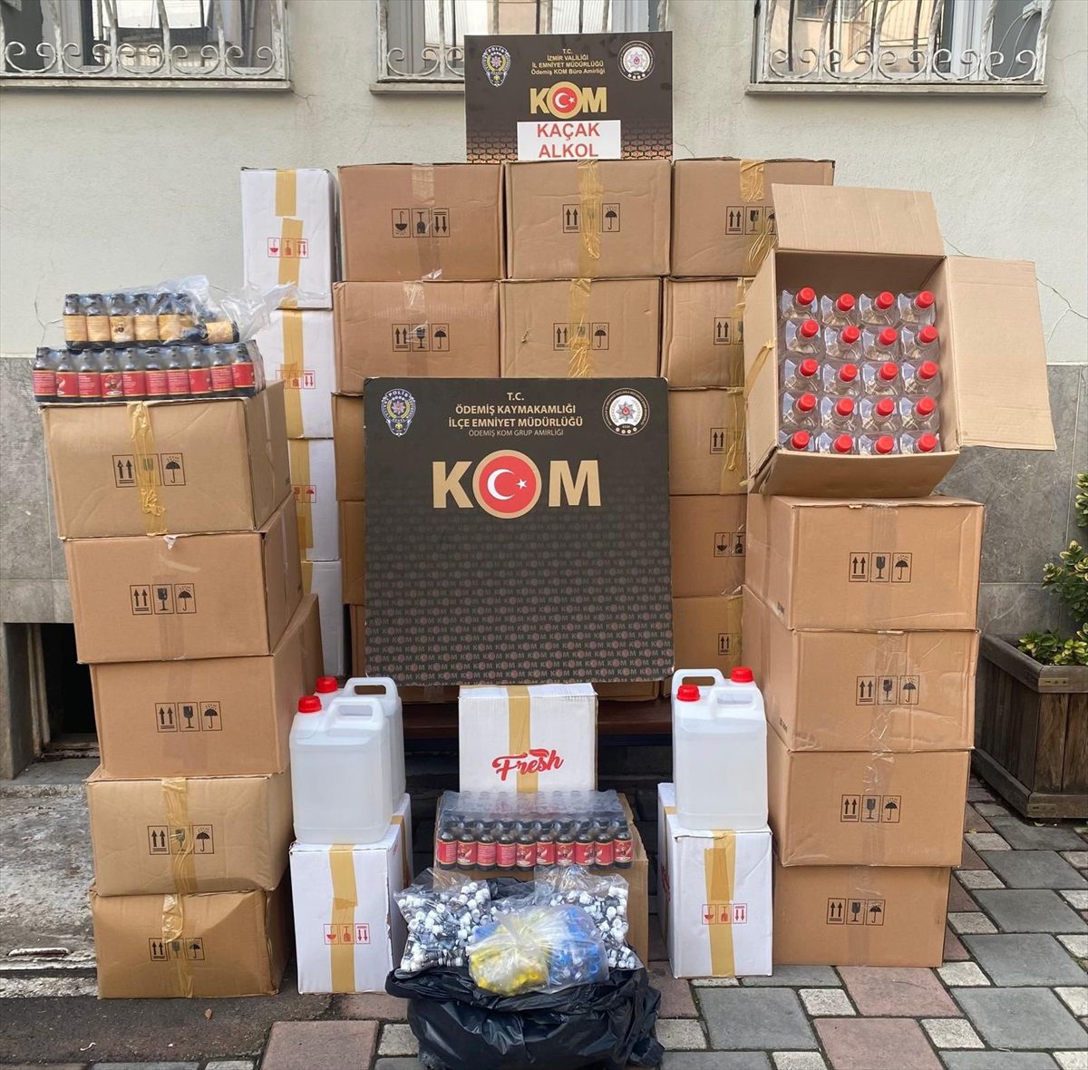 İzmir\'de Kaçak Etil Alkol Operasyonu