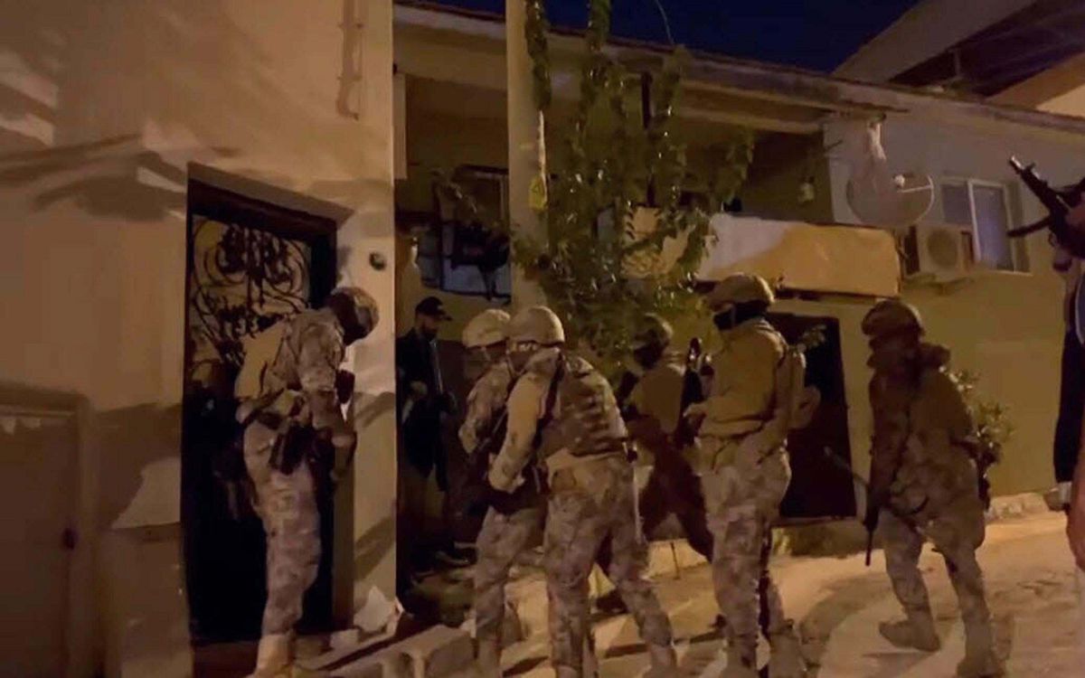İzmir\'de DEAŞ Operasyonunda 16 Şüpheli Gözaltında