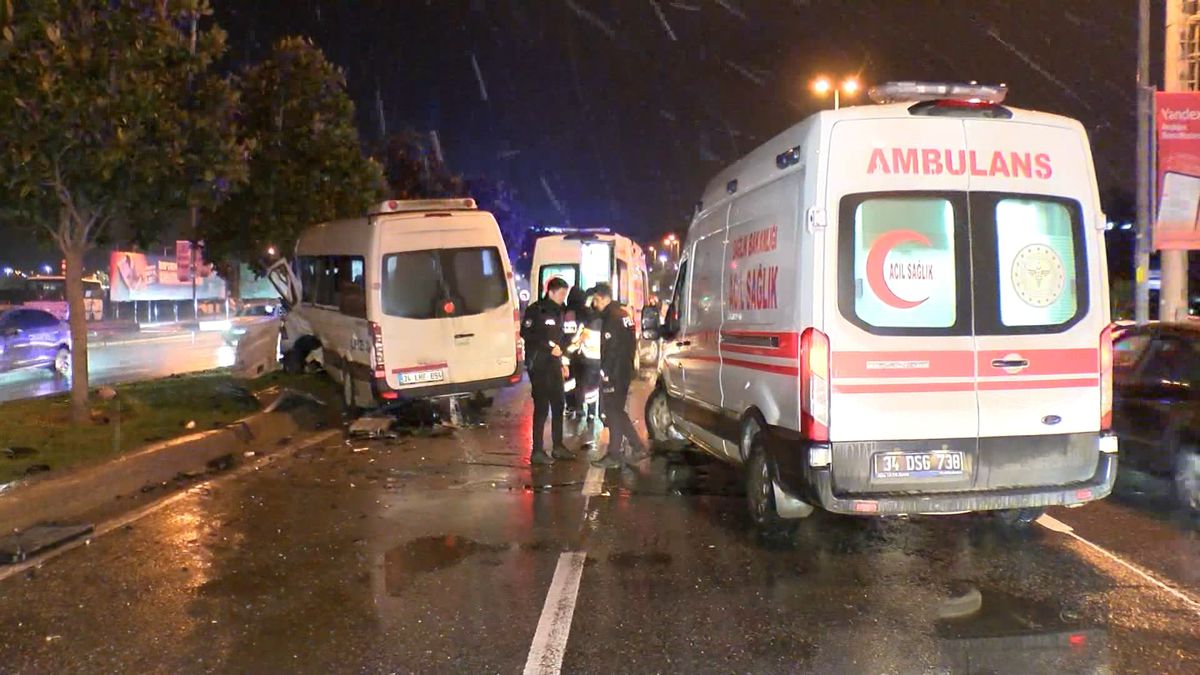 Kartal\'da Minibüs ile Otomobil Çarpıştı: 7 Yaralı
