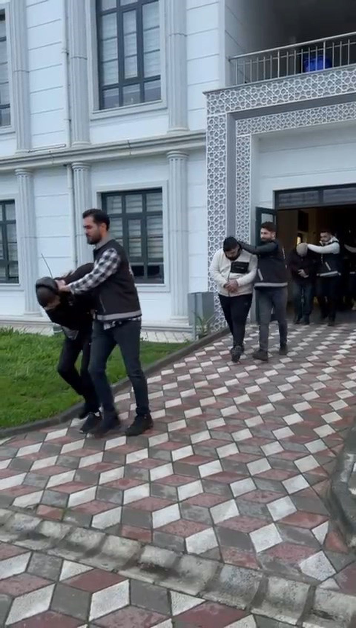 Kocaeli\'de Dolandırıcılara Operasyon: 3 Kişi Tutuklandı
