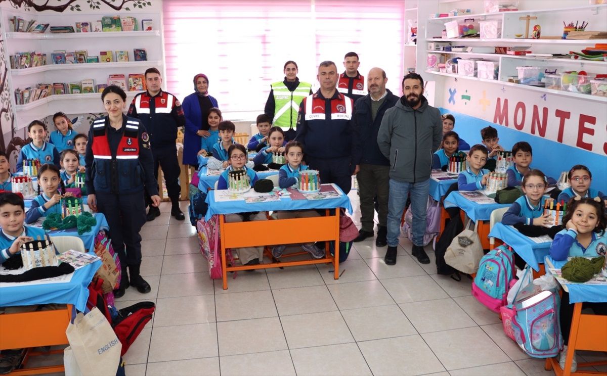 Kırşehir\'de ilkokul öğrencileri, Mehmetçik\'e mektup yazarak bere ve atkı gönderdi