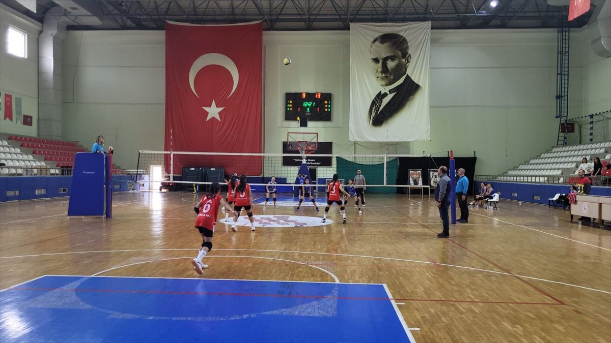 İskenderun\'da Okullar Arası Voleybol Turnuvası