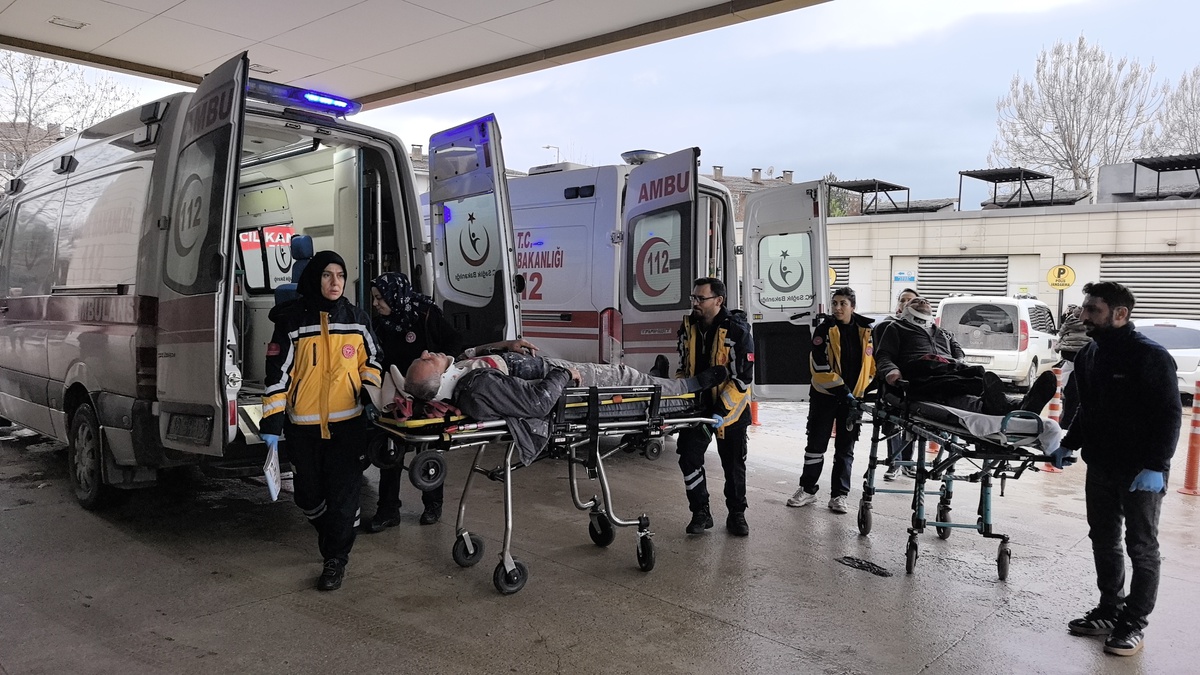 İnegöl\'de Trafik Kazası: 2 Yaralı