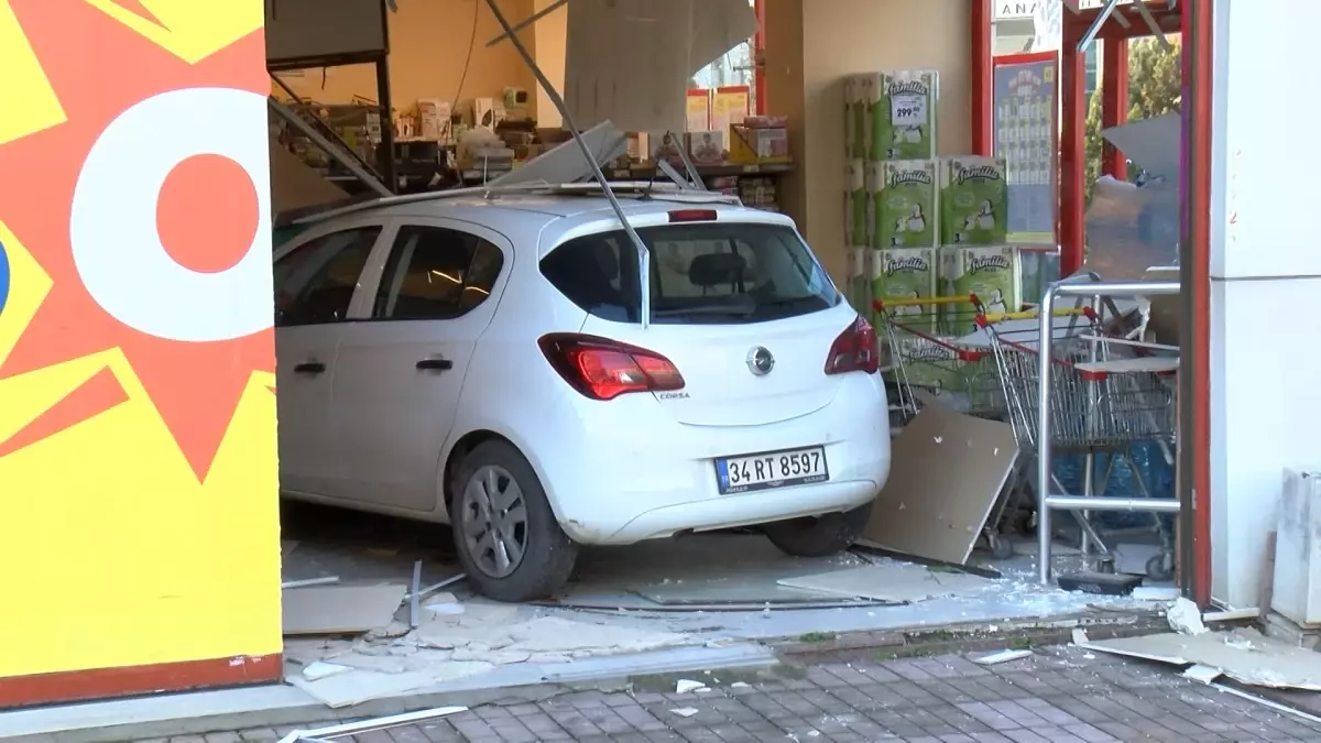 Pendik\'te Otomobil Marketin İçine Girdi