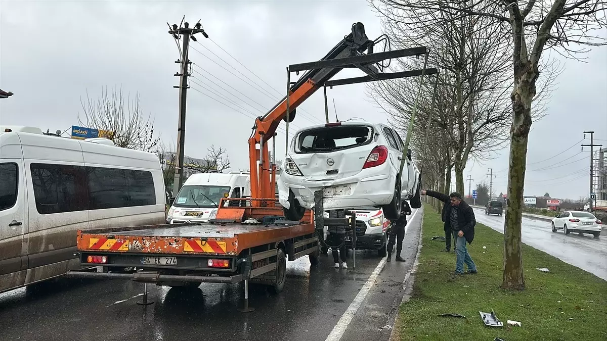 Adapazarı’nda Trafik Kazası: 3 Yaralı