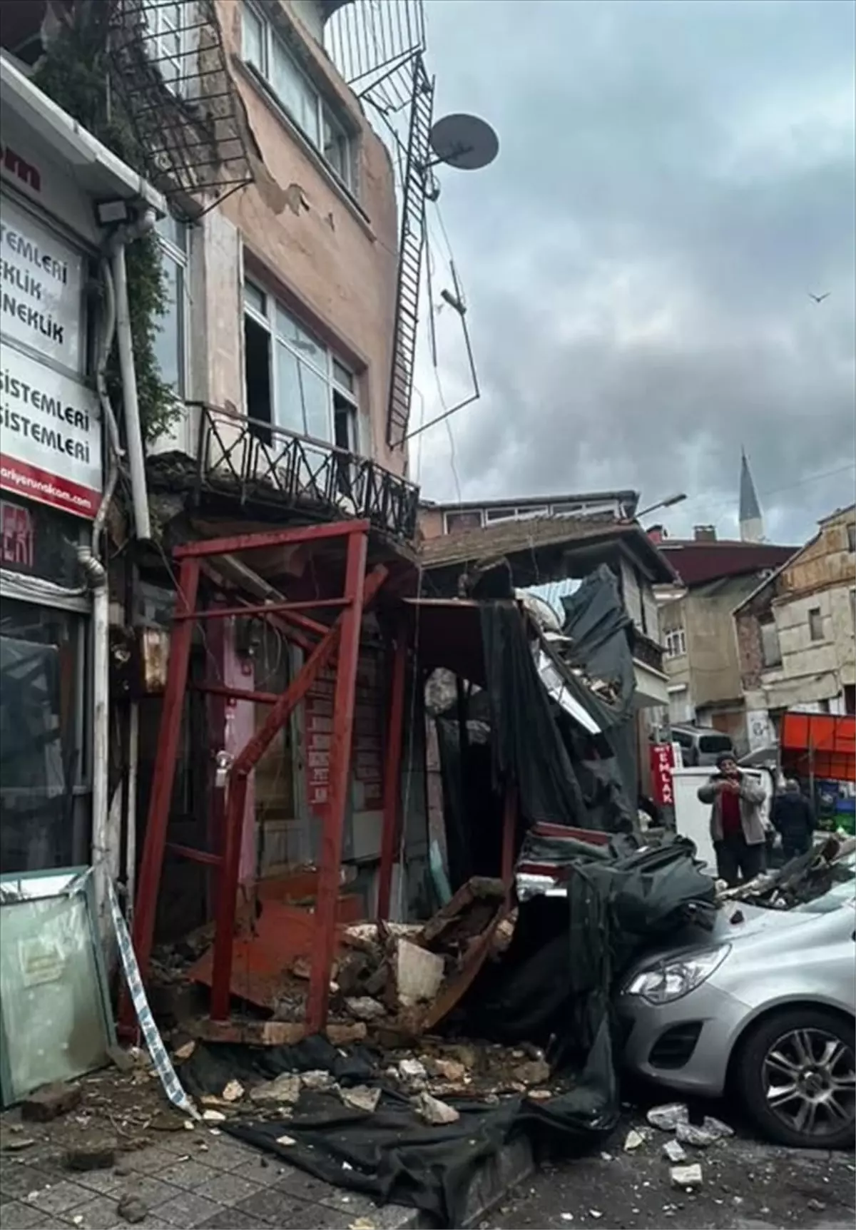 Balkon Çöktü, İki Araç Hasar Gördü