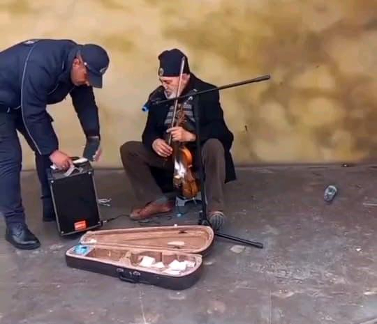 Kırşehir\'de Zabıta Sokak Müzisyenine Müdahale Etti