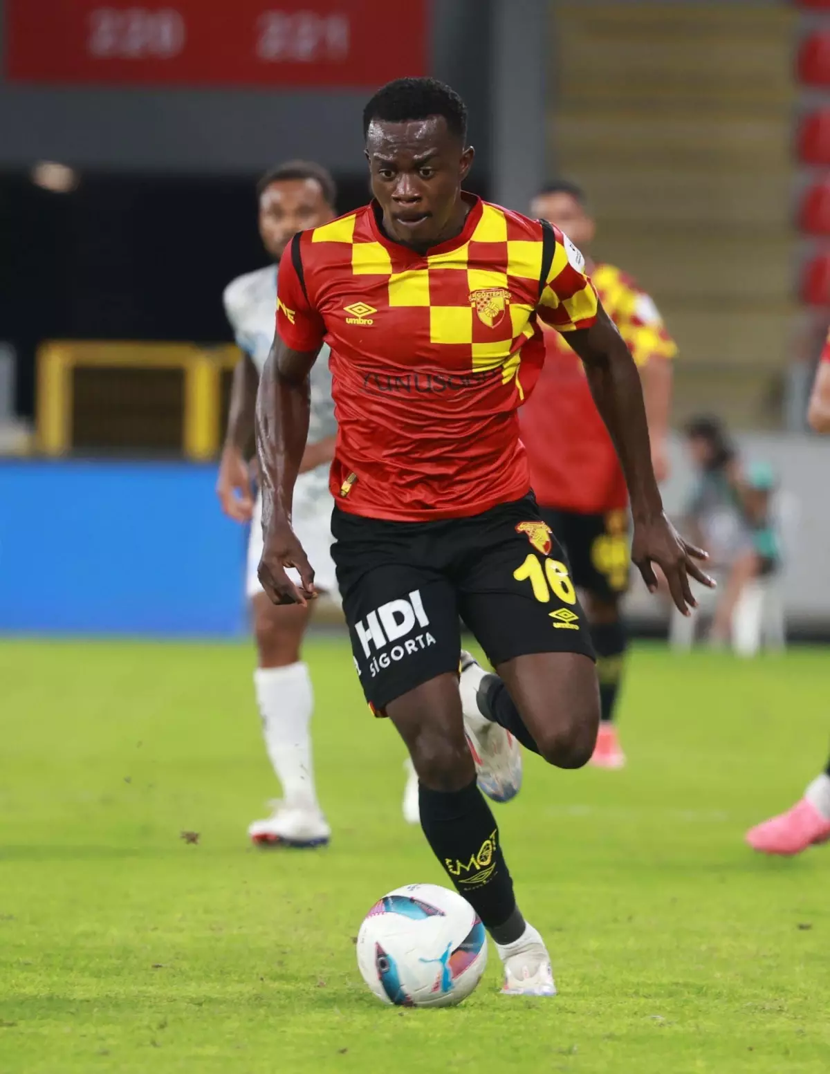 Göztepe\'nin Hırçın Yıldızı Anthony Dennis Maç Eksiğiyle Dikkat Çekti