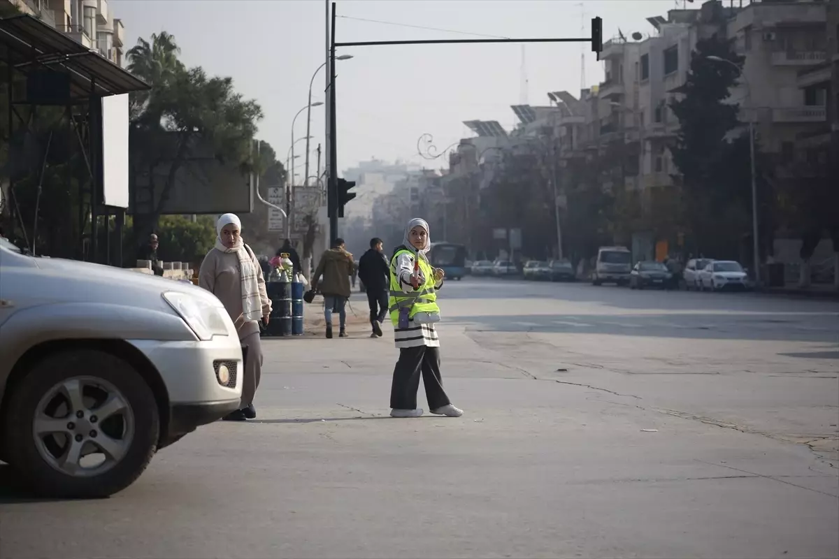Halep\'te Gençlerden Gönüllü Trafik Polisi