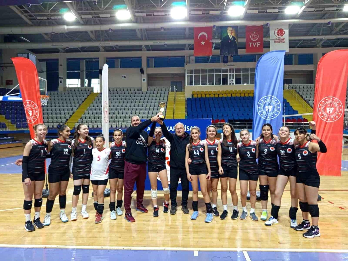 Küçük Kızlar Voleybol Turnuvası Sona Erdi