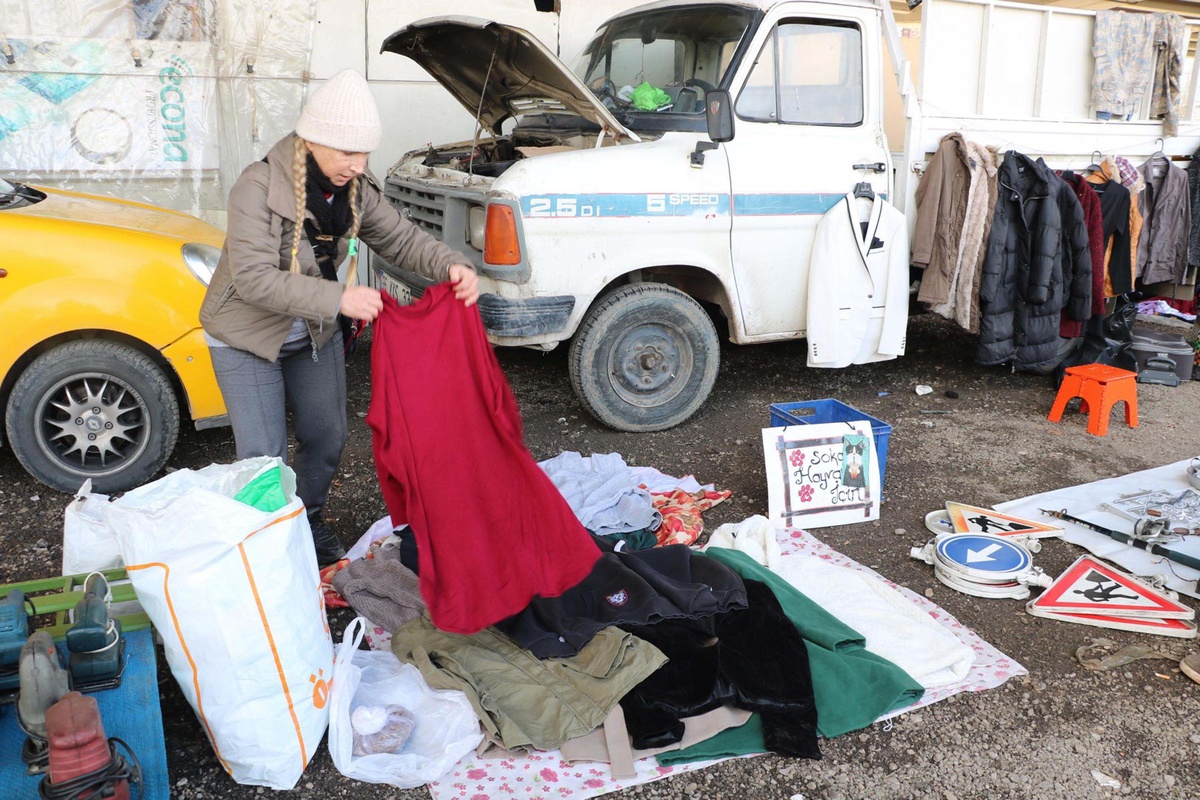 Sokak Hayvanlarına Destek İçin İkinci El Eşya Satışı