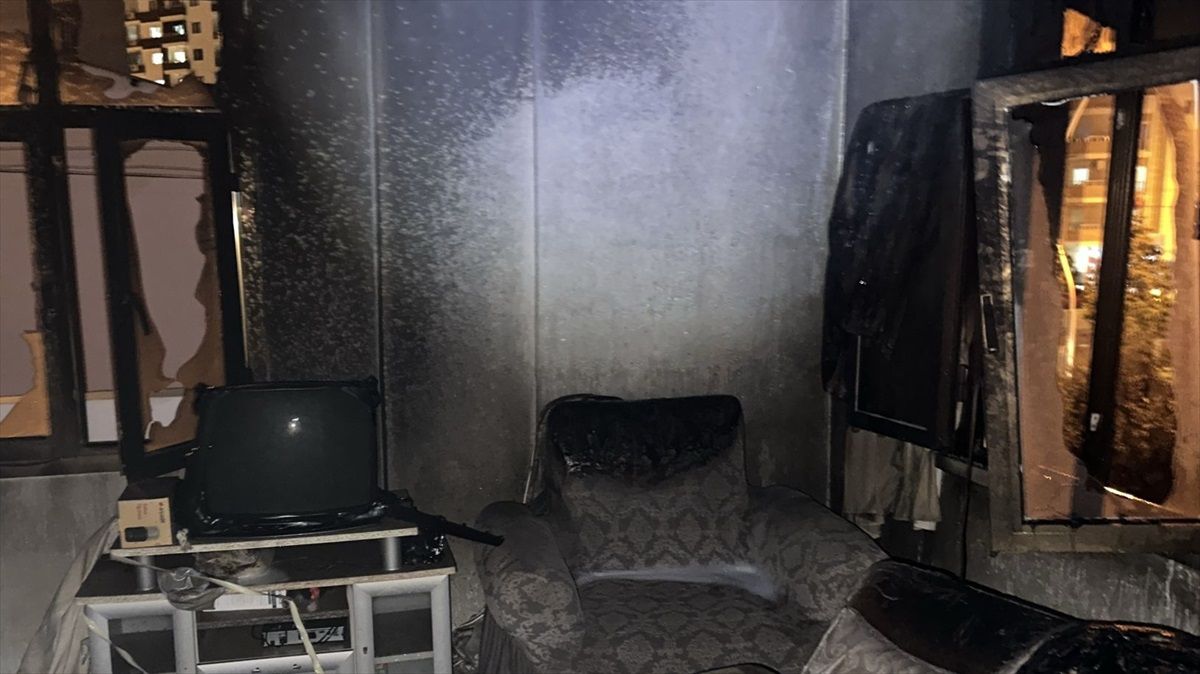 Tarsus\'ta Ev Yangını: 3 Kişi Dumandan Etkilendi