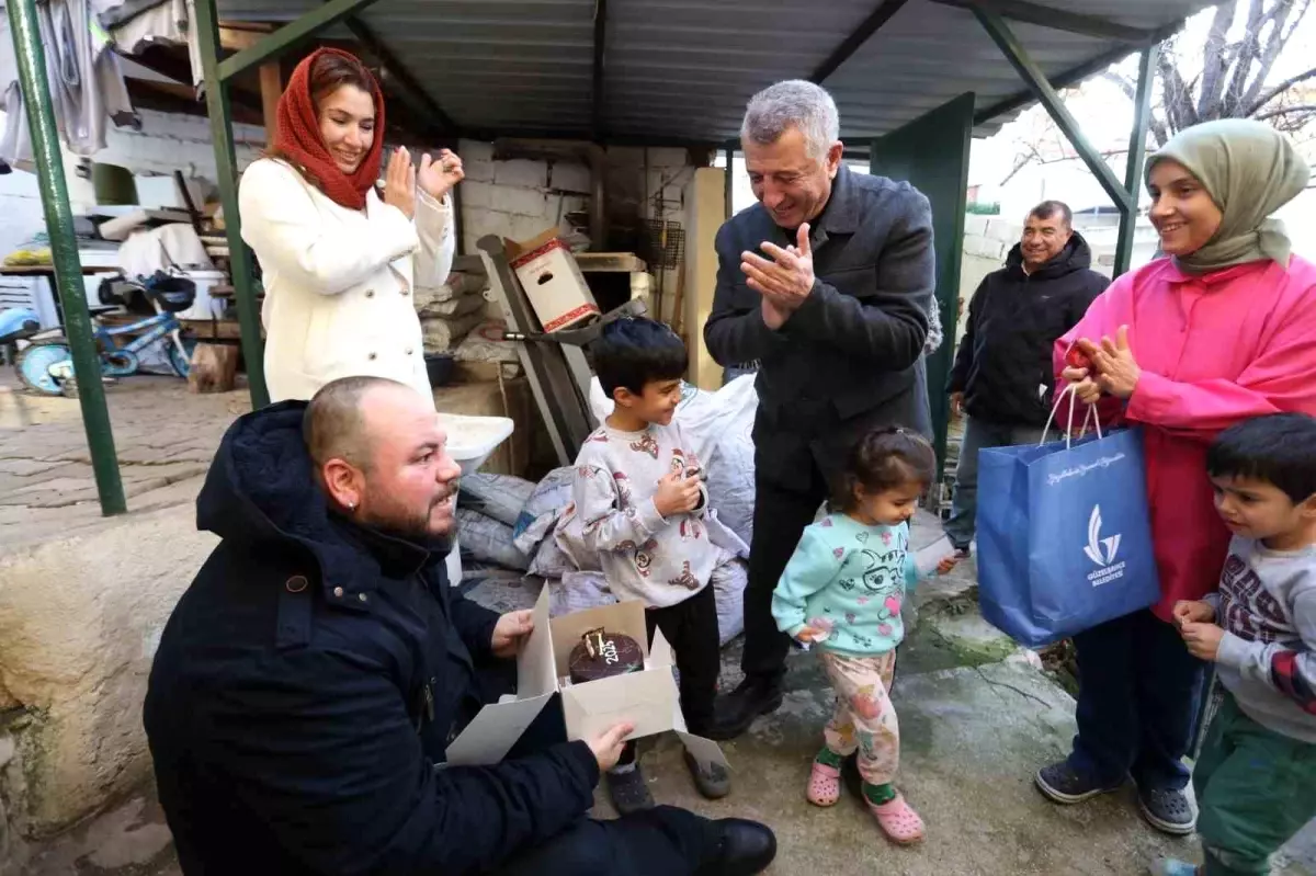 Güzelbahçe Belediye Başkanı Yeni Yılı Kapı Kapı Pasta Dağıtarak Karşıladı