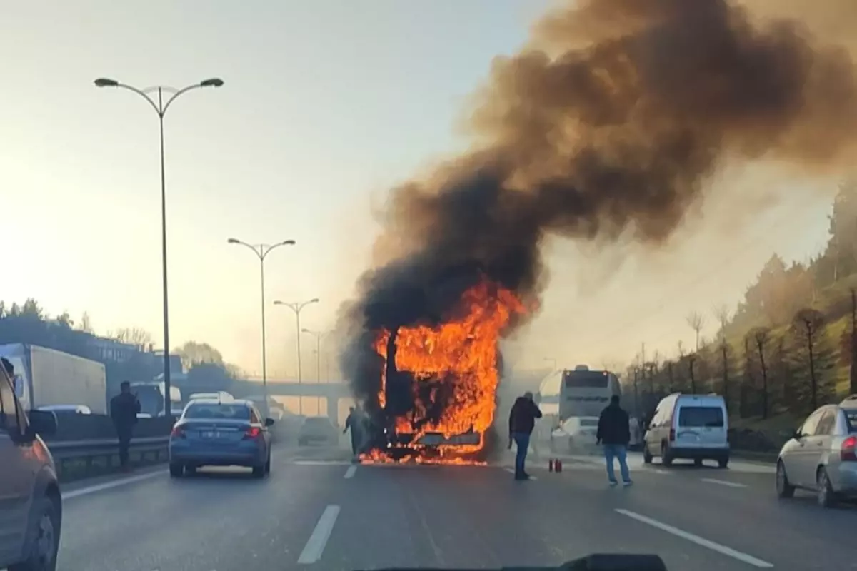 Bayrampaşa\'da yolcu otobüsünde yangın paniği