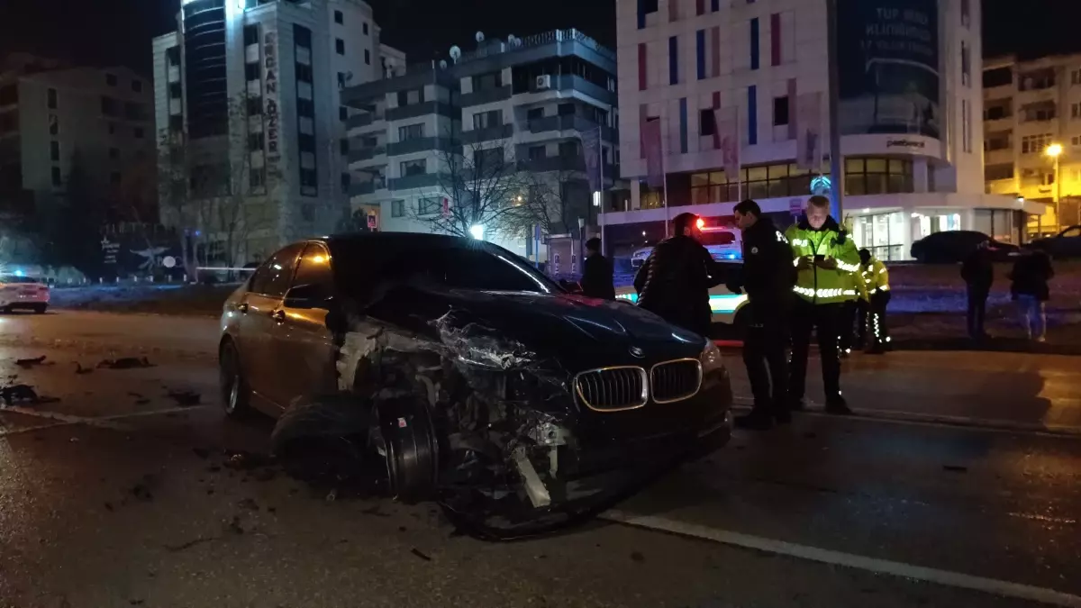 Bursa\'da Ters Yönde Giden Otomobil TIR ile Çarpıştı: 2 Yaralı