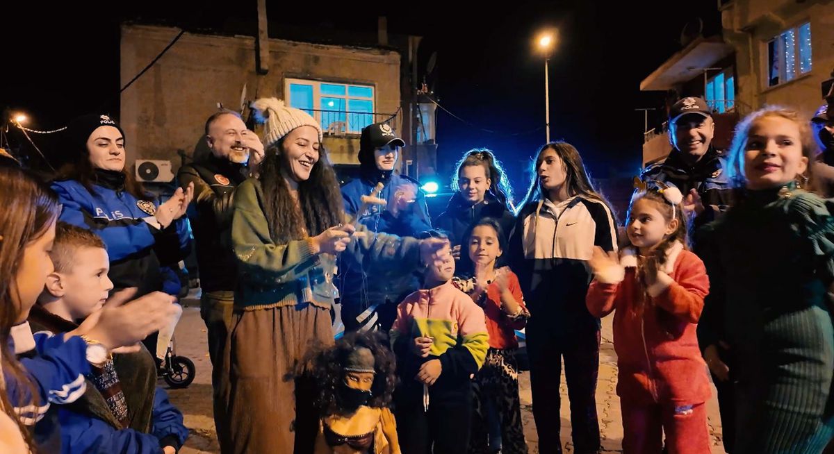 Çanakkale\'de Polislerden Çocuklara Yılbaşı Sürprizi