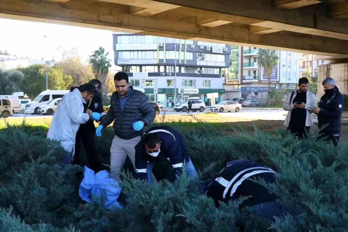 Antalya\'da Üst Geçit Altında Ölü Bulundu