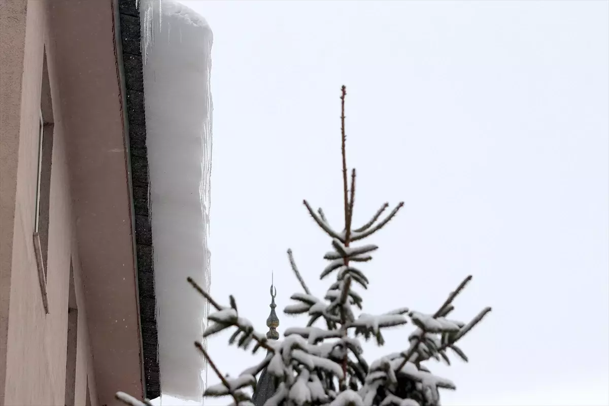 Erzurum\'da Çatılardaki Buz Tehlikesi